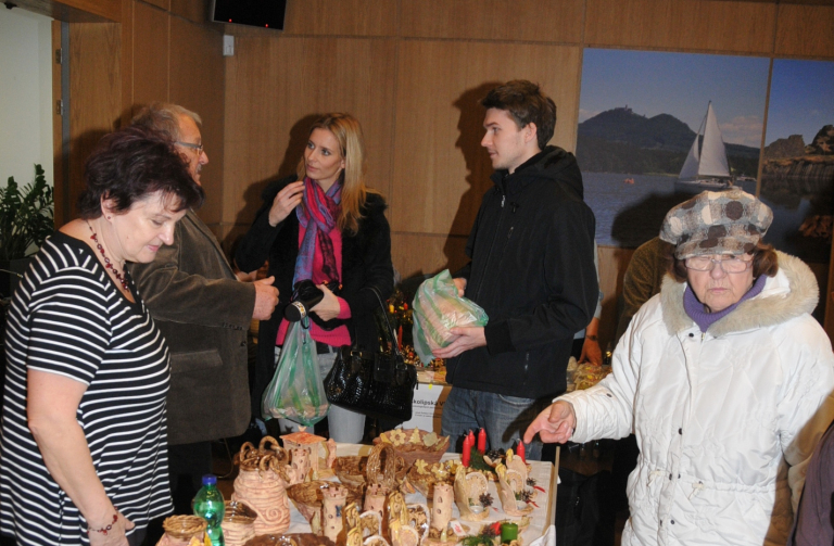 Klienti Domova seniorů z Vratislavic přichystali na vánoční trhy v sídle kraje krásné výrobky (vpozadí ředitel DS Miloslav Vodvárka).