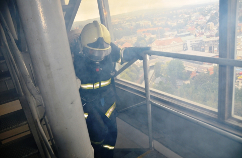 Závodníci vystoupají do 21. patra budovy KÚ LK.